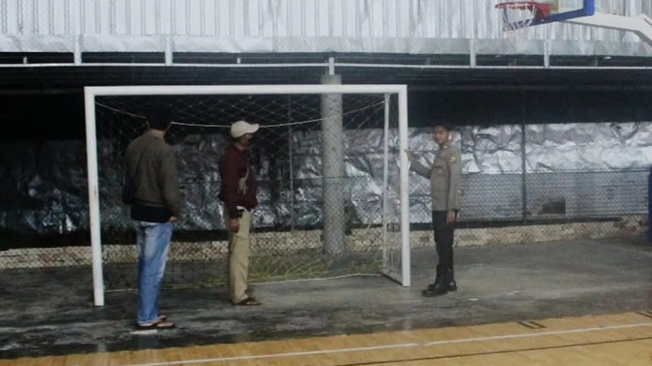 Polisi olah TKP di lokasi pemuda tewas tertimpa tiang gawang saat main futsal di Tuban. (Istimewa)