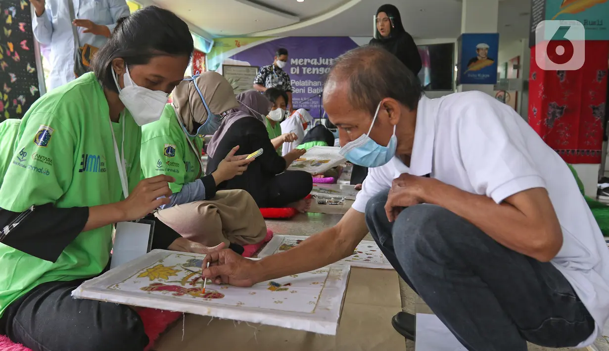 Sebanyak 30 orang difabel menjalani pelatihan membatik Betawi di aula Gedung Balai Pustaka, Matraman, Jakarta, Rabu (25/8/2021). Kegiatan ini hasil kerja sama Kecamatan Matraman dengan PDSI, Balai Pustaka, Kantor Berita Antara, dan Koperasi Batik Betawi. (Liputan6.com/Herman Zakharia)