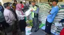 Keluarga Penerima Bantuan Pangan (PBP) antre untuk menerima Bantuan Pangan Non Tunai (BPNT) beras 20 kg di Kantor Kelurahan Rangkapan Jaya Baru, Depok, Jawa Barat, Kamis, (24/7/2025). (merdeka.com/Arie Basuki)