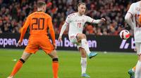 Christian Eriksen berhasil mencetak satu gol pada laga comeback-nya bersama Timnas Denmark. Namun, gol Eriksen gagal menghindarkan Denmark dari kekalahan 2-4 kontra Belanda di Johan Cruyff Arena, Minggu (27/3/2022) dini hari WIB. (AP Photo/Peter Dejong)