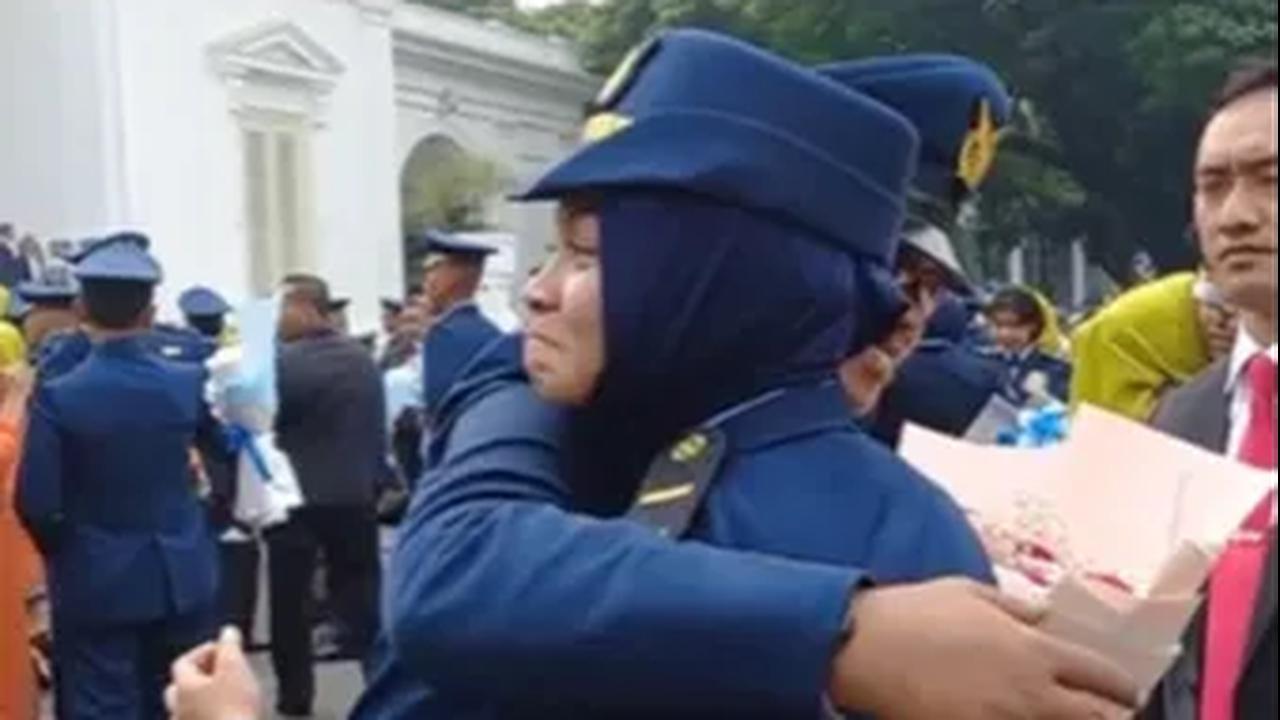 Rasa bangga dan bahagia tengah dirasakan oleh keluarga Letda Alya usai dilantik menjadi Perwira remaja TNI AU di Istana Presiden, Rabu (26/7) lalu.