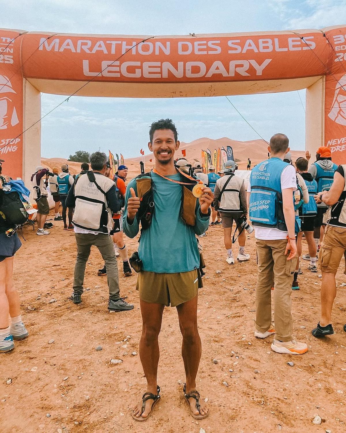 Diego Yanuar Adik Andien Sukses Taklukkan Marathon 250 Km di Gurun Sahara, Lari Cuma Pakai Sandal