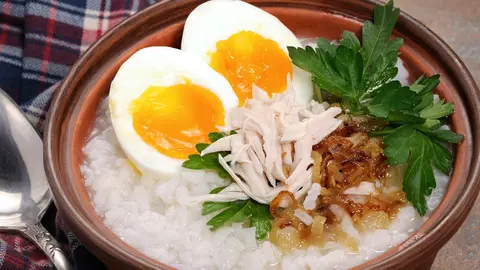 ilustrasi bubur nasi/copyright by apolonia (Shutterstock)