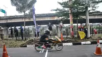 Pebalap memacu sepeda motor saat mengikuti Street Race Polda Metro Jaya di Kawasan Ancol, Jakarta Utara, Minggu (16/1/2022). Sebanyak 350 pebalap turut meramaikan balap jalanan bersama komunitas Street Race di Ancol. (merdeka.com/Iqbal S. Nugroho)