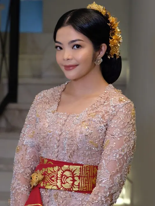 Istri Menpora Dito Ariotedjo, Niena Kirana tampil cantik dibalut kebaya Bali warna pink salemnya. [@jacquelinestephani]