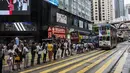 Warga menunggu Commuter di halte trem setelah beberapa layanan Mass Transit Railway (MTR) dilumpuhkan oleh pengunjuk rasa yang menentang RUU ekstradisi yang kontroversial di Hong Kong (30/7/2019). (AFP Photo/Isaac Lawrence)