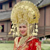 Melengkapi tampilannya, Ira Wibowo kenakan makeup yang simple dengan lipstik merah merona [@irawbw]