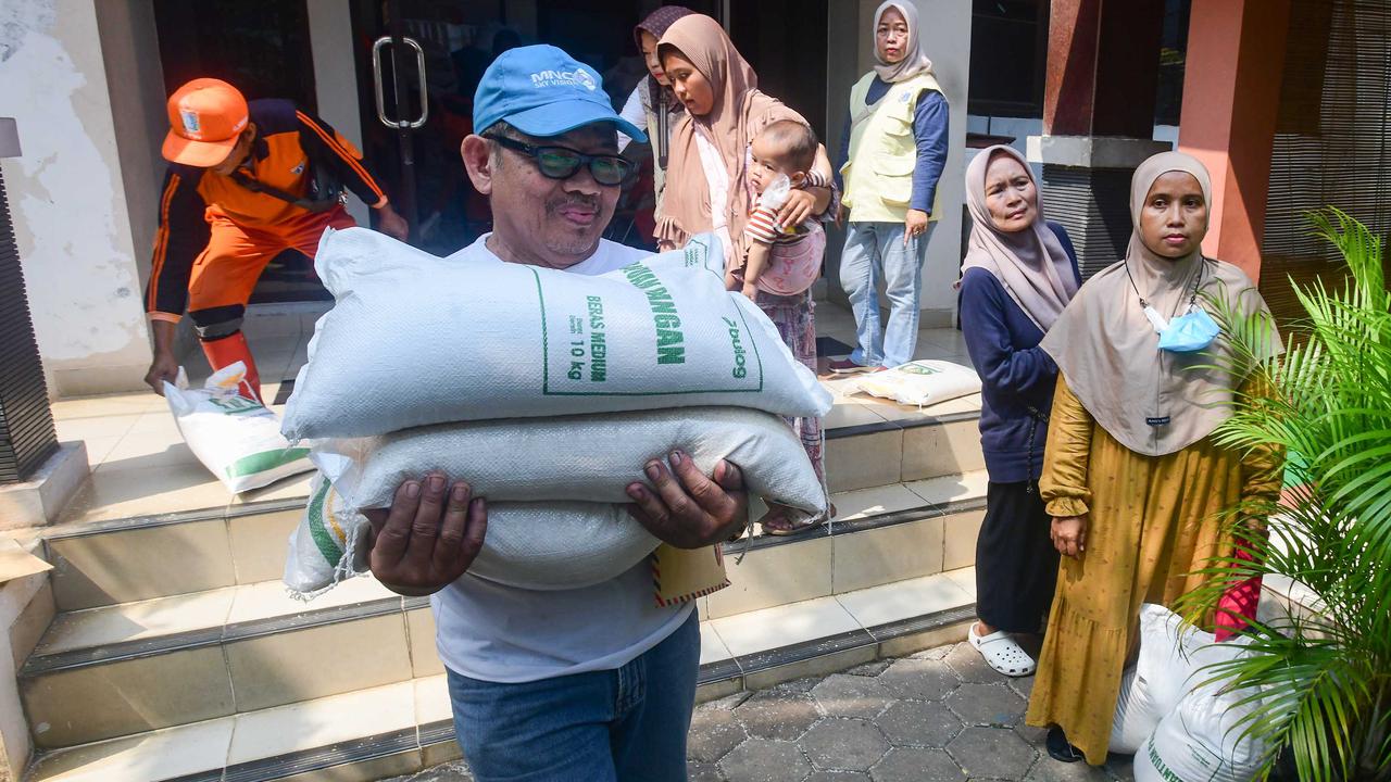 Warga Kebon Baru Antre Beras Bantuan Pangan