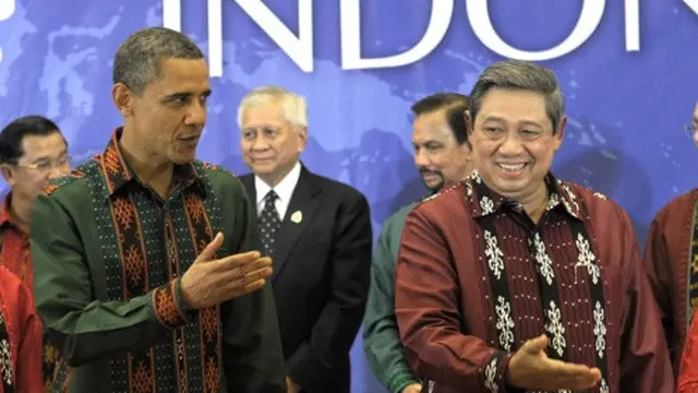 Tokoh dunia mengenakan baju adat Indonesia.