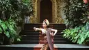 Begini potret Sarah berpose bak penari Bali. Cantik! (Instagram/sarah_menzel).