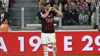 AC Milan dipastikan finis di posisi keempat Liga Italia 2022/2023 dan merebut jatah terakhir ke Liga Champions musim depan setelah pada laga pekan ke-37 mampu mengalahkan tuan rumah Juventus 1-0 di Allianz Stadium, Turin, Senin (29/5/2023) dini hari WIB. Gol tunggal Rossoneri dicetak Olivier Giroud pada menit ke-40. Dengan koleksi 67 poin dan kompetisi hanya menyisakan satu laga lagi, perolehan poin AC Milan tak mungkin lagi terkejar oleh tiga tim di bawahnya, Atalanta, AS Roma dan Juventus. (LaPresse via AP Photo/Tano Pecoraro)