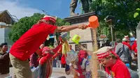 Protes Harga Pakan Ayam Melonjak, Peternak di Solo Mandi Jagung dan Bagi-bagikan Ayam