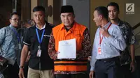 Bupati Jepara Ahmad Marzuqi (tengah) mengenakan rompi tahanan usai menjalani pemeriksaan di Gedung KPK, Jakarta, Senin (13/5/2019). KPK resmi menahan Ahmad Marzuqi selama 20 hari ke depan. (merdeka.com/Dwi Narwoko)