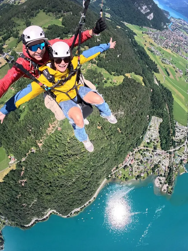 7 Potret Sabai Morscheck Naik Paragliding Bareng Anak di Swiss