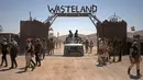 Para peserta berbaris di atas kendaraan ATV mereka dan berjalan di lapangan selama festival Wasteland Weekend di Gurun Mojave, North Edwards, California, AS, Sabtu (28/9/2019). (Agustin Paullier/AFP)