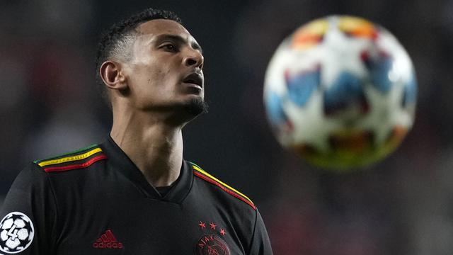 Foto: Roller Coaster Haller di Laga Imbang Benfica Kontra Ajax Amsterdam, Cetak Gol Bunuh Diri Sekaligus Jadi Top Skor Liga Champions