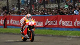 Dengan motor Honda RC213V, Juara Dunia MotoGP 2013 dan 2014, Marc Marquez mencoba lintasan Sirkuit Sentul, Bogor, (21/10/2014). (Liputan6.com/Helmi Fithriansyah)