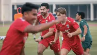 Para pemain tampak serius mengikuti sesi latihan terakhir jelang lawan Mozambik di Lapangan Madya, Senayan, Jakarta, pada Senin (8/6/2026). (Bola.com/Abdul Aziz)