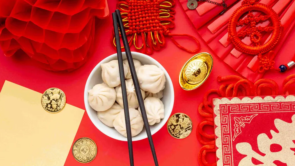 Imlek/copyright Freepik.com https://www.freepik.com/free-photo/dumplings-with-chopsticks-lantern-chinese-new-year_6064729.htm#fromView=search&page=1&position=2&uuid=d1fffa4e-536e-448e-9c94-ec24d6464d99&query=chinese+new+year