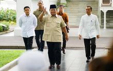 VIDEO: Seskab Teddy Sigap Merapat, Beri Bahu Saat Prabowo Layani Anak-Anak Minta Tanda Tangan