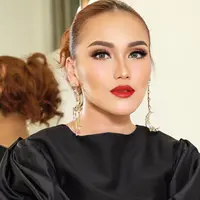 Biasa tampil natural di keseharian, potret menawan Ayu Ting Ting dengan tampilan makeup tebal. Terlihat lebih dewasa dengan lipstik merah, pesona wanita 30 tahun itu kian terpancar.
(Liputan6.com/IG/@ayutingting92)