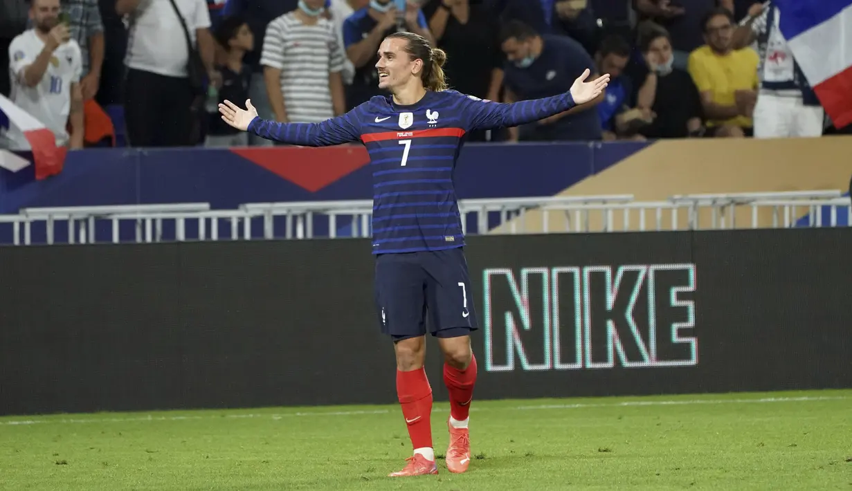 Penyerang Prancis, Antoine Griezmann berselebrasi usai mencetak gol kedua timnya selama pertandingan kualifikasi grup D Piala Dunia 2022 di stadion Decines di Lyon, Prancis, Rabu (8/9/2021). Griezmann mencetak dua gol dan mengantar Prancis menang atas Finlandia 2-0. (AP Photo/Laurent Cirpiani)