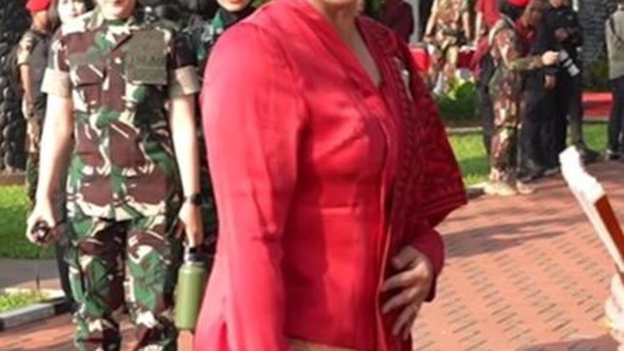 Malinda Dwi merupakan  istri  Serka Hatdi yang berdinas di Yonif 644/ Walet Sakti, Kodam XII/ Tanjungpura sebagai Batih Kiban.
