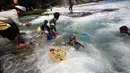 Sejumlah warga berebut perlengkapan upacara Melasti yang di larung di Pantai Ngobaran ,Gunung Kidul,Yogyakarta, (22/2).Melasti merupakan upacara mensucikan diri menyambut perayaan tahun baru Nyepi.(Boy Harjanto)