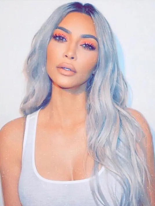 "Ya itu memang terbuka. Namun aku pun sudah melakukannya. Aku nggak mengerti kenapa orang-orang terkejut," terang Kim. (instagram/kimkardashian)