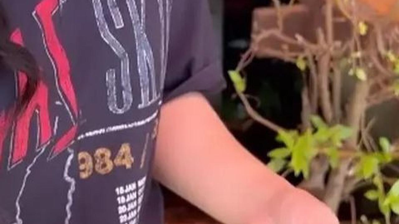 Dia terlihat mahir merakit joran dan memasang umpan sendiri, menunjukkan bahwa hobi memancing bukanlah hal yang asing baginya.&nbsp;