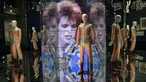 Sebuah manekin mengenakan pakaian yang dirancang oleh Freddie Burretti dipamerkan dalam pameran "David Bowie" di Museum Brooklyn (28/2). Pameran ini dibuka untuk umum pada 2 Maret hingga 15 Juli. (AP Photo / Mary Altaffer)