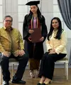 Pesona Anggun Putri Airlangga Hartanto dan Yanti Airlangga saat wisuda. [@yanti.airlangga]
