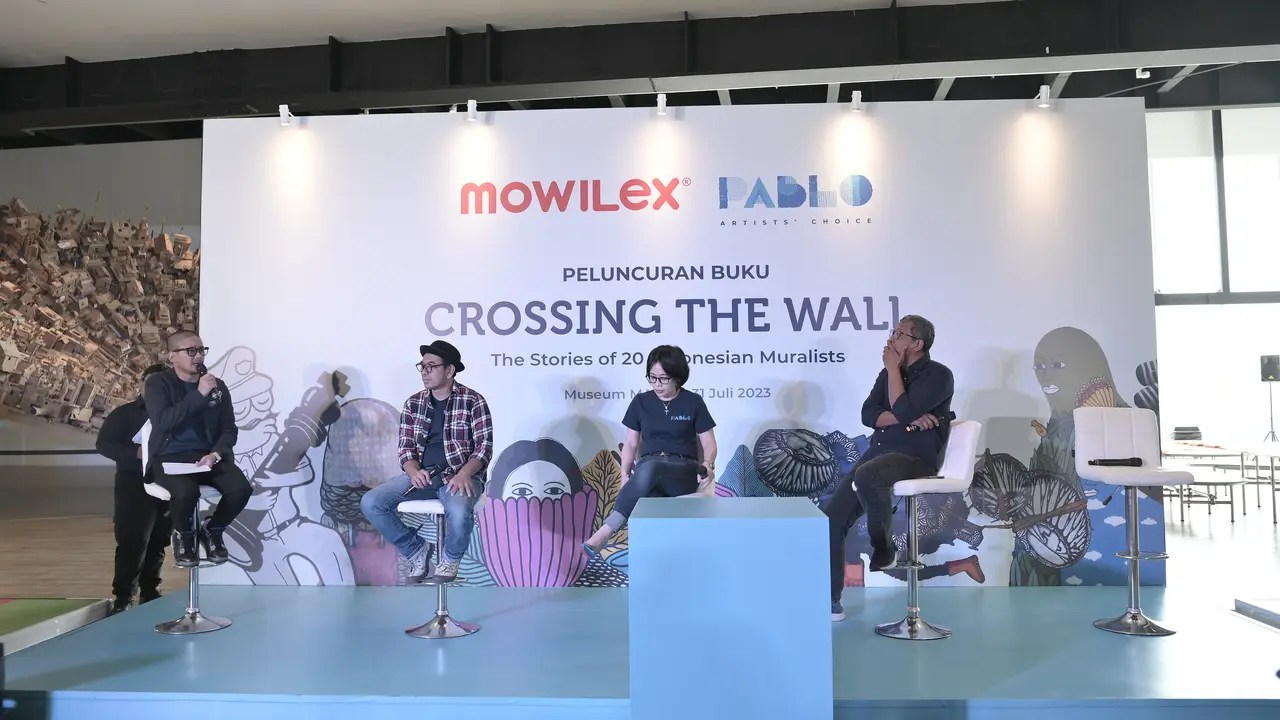 Buku Crossing The Wall: The Stories of 20 Indonesian Muralists Dirilis