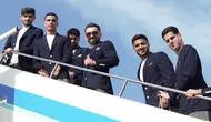 Foto yang diberikan ini, diambil dan dirilis oleh Kantor Pers Federasi Sepak Bola Iran pada 6 Juni 2026, menunjukkan para pemain Timnas Iran (Dari Kiri) bek Mehdi Torabi, pemain sayap kiri Mehdi Ghayedi, gelandang Amirmohammad Razzaghinia, pemain sayap kiri Mohammad Mohebi, dan kiper Payam Niazmand menaiki pesawat di Bandara Antalya menjelang keberangkatan mereka ke Meksiko untuk turnamen sepak bola Piala Dunia 2026, di Antalya, Turki, pada 6 Juni 2026. Iran mengecam Amerika Serikat pada 6 Juni karena menolak visa kepada beberapa staf pendukung skuad Piala Dunia mereka karena para pemain untuk meninggalkan Turki menuju Meksiko. (Foto: Kantor Pers Federasi Sepak Bola Iran/AFP)