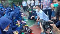 Menteri Kesehatan (Menkes) Republik Indonesia, Budi Gunadi Sadikin pada Kamis, 22 Juli 2022 mengunjungi sejumlah sekolah yang berada di kawasan Kabupaten Bogor, Jawa Barat.