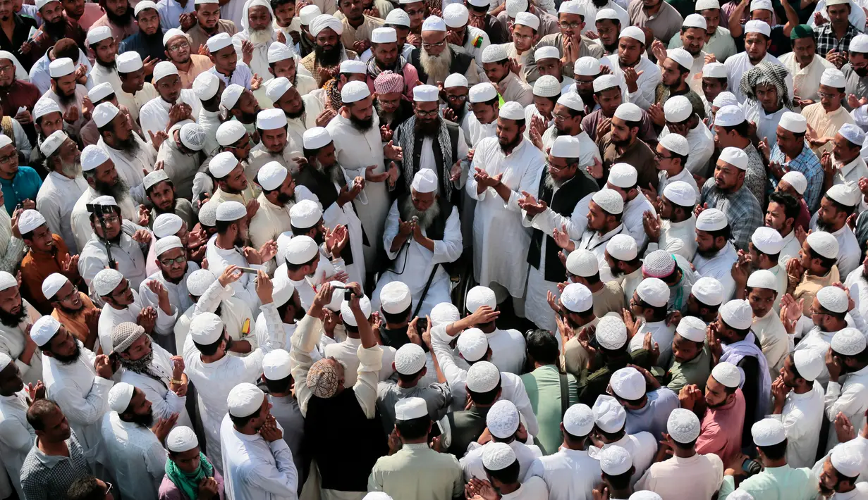 Pendukung dan simpatisan Hefazat-e-Islam melakukan doa bersama saat menggelar aksi protes di Dhaka, Bangladesh, (24/2). Mereka menuntut menurunkan patung Lady Justice yang berdiri diluar gedung pengadilan. (AP Photo / A.M. Ahad)