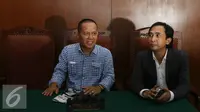 Piyu bersama kuasa hukumnya saat menghadiri sidang lanjutan di Pengadilan Negeri Jakarta Selatan, Kamis (19/11). Sidang yang beragendakan pembahasan materi gugatan ini akan mempertemukan Piyu dan Flo selaku penggugat. (Liputan6.com/Herman Zakharia)