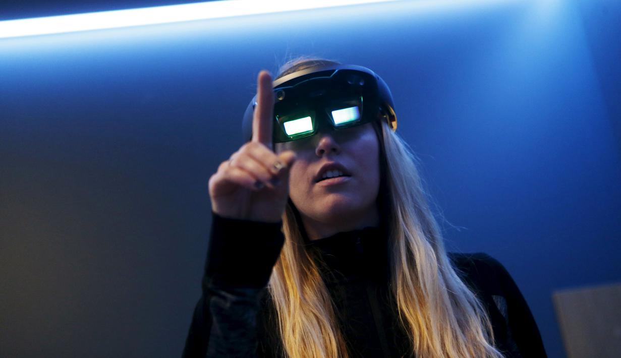 Pegawai Microsoft mendemonstrasikan HoloLens selama Microsoft Build 2016 Developers Conference di San Francisco, California (30/3). HoloLens Microsoft merupakan teknologi untuk melihat hewan maya yang berada seperti di Mars. (REUTERS/Beck Diefenbach)