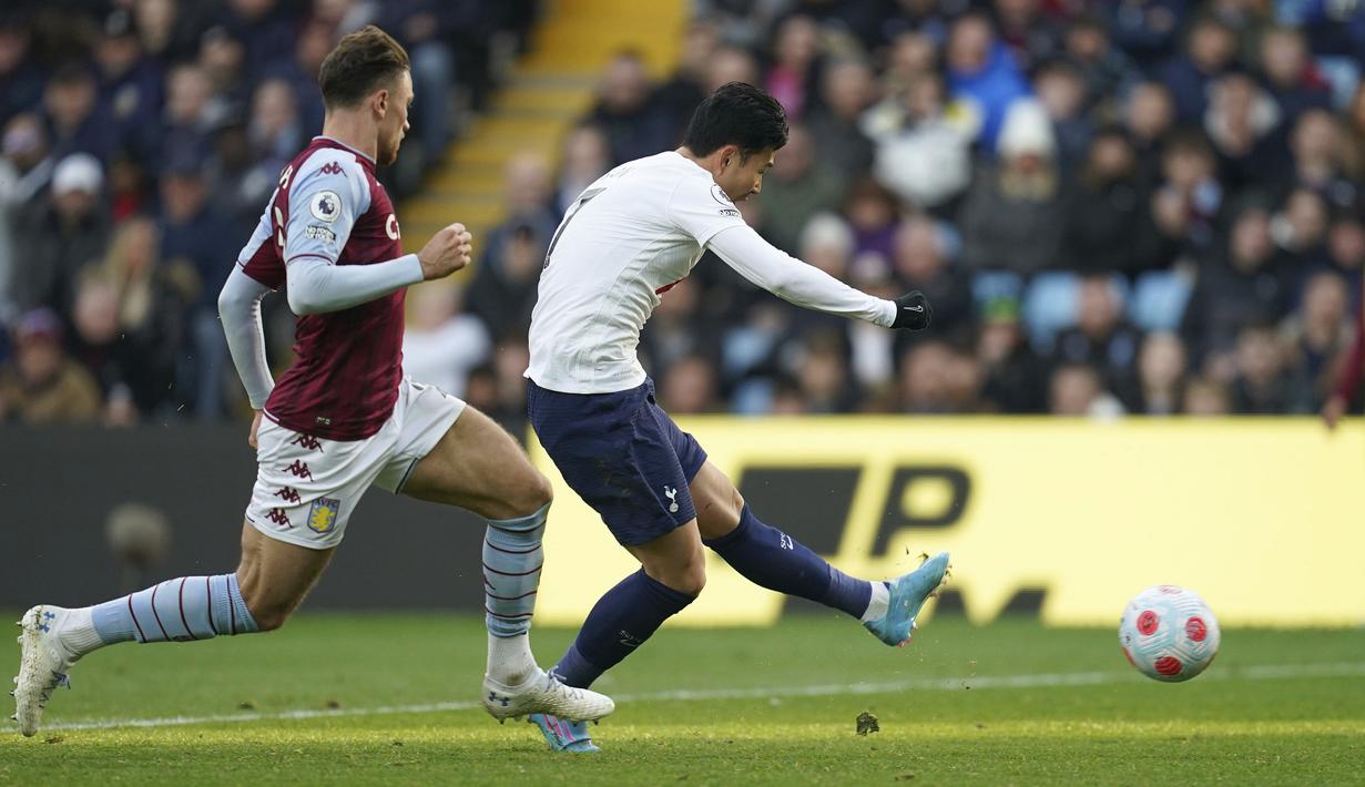 Hattrick kelima Son Heung-min baru saja terjadi di pekan ke-32 Premier League 2021/2022, 9 April 2022. Tiga golnya ke gawang tuan rumah Aston Villa di menit ke-3, 66 dan 71 membawa Tottenham menang 4-0 dan mengatrol posisi Spurs ke peringkat ke-4 klasemen sementara. (PA via AP/Barrington Coombs)