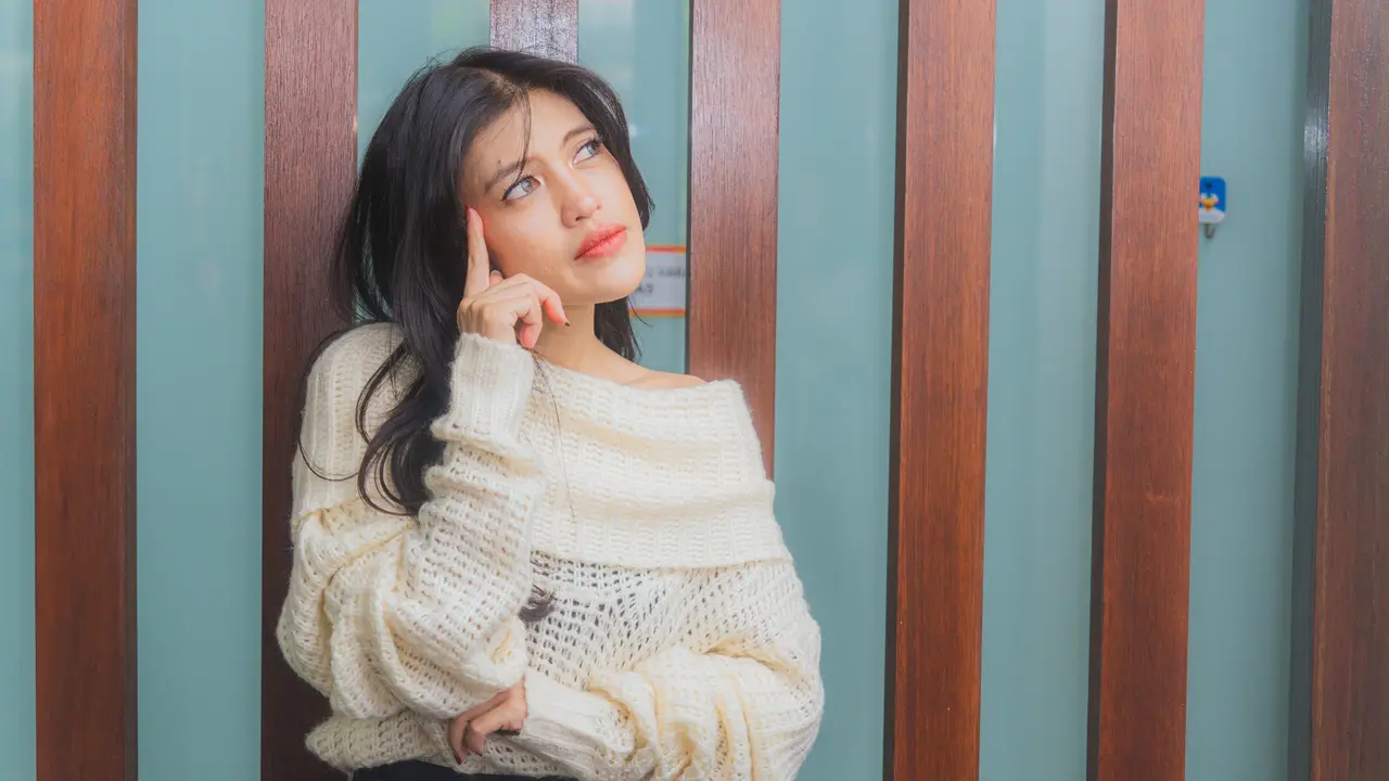 wanita februari tentang overthinking