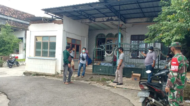 Rumah terduga teroris di Tuban digeledah. (Ahmad Adirin/Liputan6.com)