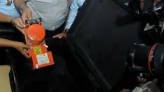 Tim SAR gabungan berhasil mengangkat Cockpit Voice Recorder (CVR) AirAsia QZ8501, Lanud Iskandar, Pangkalan Bun, Kalteng, Selasa (13/01/2015). (Liputan6.com/Andrian M Tunay)