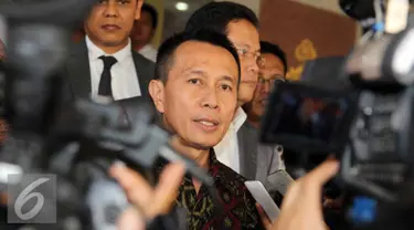 Ketua Komisi Yudisial, Suparman Marzuki saat ditanya wartawan usai menjalani pemeriksaan di Bareskrim Mabes Polri, Jakarta, Senin (27/7/2015). Suparman diperiksa terkait kasus pencemaran nama baik yang dilaporkan Hakim Sarpin. (Liputan6.com/Helmi Afandi)