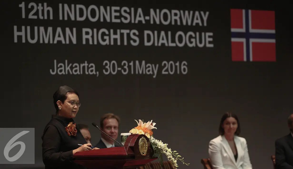 Menlu RI Retno Marsudi memberikan paparan saat Dialog HAM antara RI dan Norwegia di Jakarta, (30/5). Dalam dialog tersebut mendorong kedua belah pihak untuk meningkatkan kerja sama dalam HAM dan REDD+ serta perubahan iklim. (Liputan6.com/Faizal Fanani)