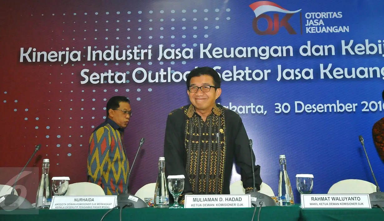 Ketua OJK, Muliaman Hadad bersiap memberi keterangan pers catatan akhir tahun OJK di gedung OJK, Jakarta, Jumat (30/12). OJK menyebutkan Sektor jasa keuangan domestik masih berada dalam kondisi normal.(Liputan6.com/Angga Yuniar)