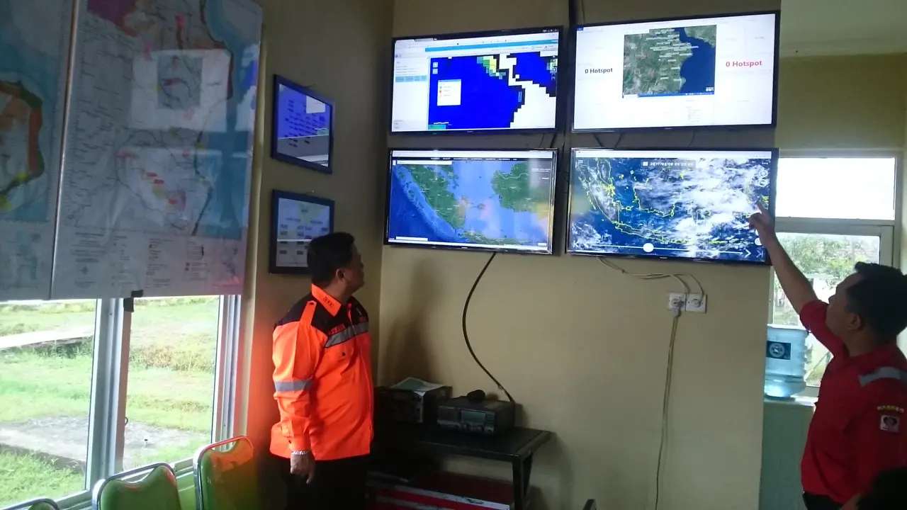 Ruangan pemantau data Thermal Camera dan Mini Satelit (Liputan6.com/Nefri Inge)