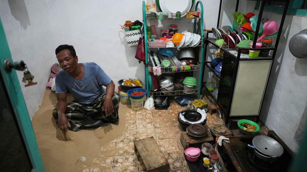 FOTO: Tidur di Atas Pasir,  Tradisi Aneh tapi Nyata dari Ujung Timur Madura
