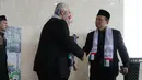 <p>Pembagian syal dilakukan di depan ruang Rapat Paripurna, Nusantara II, DPR. Syal itu dibagikan sebelum anggota DPR memulai Rapat Paripurna. (Liputan6.com/Faizal Fanani)</p>