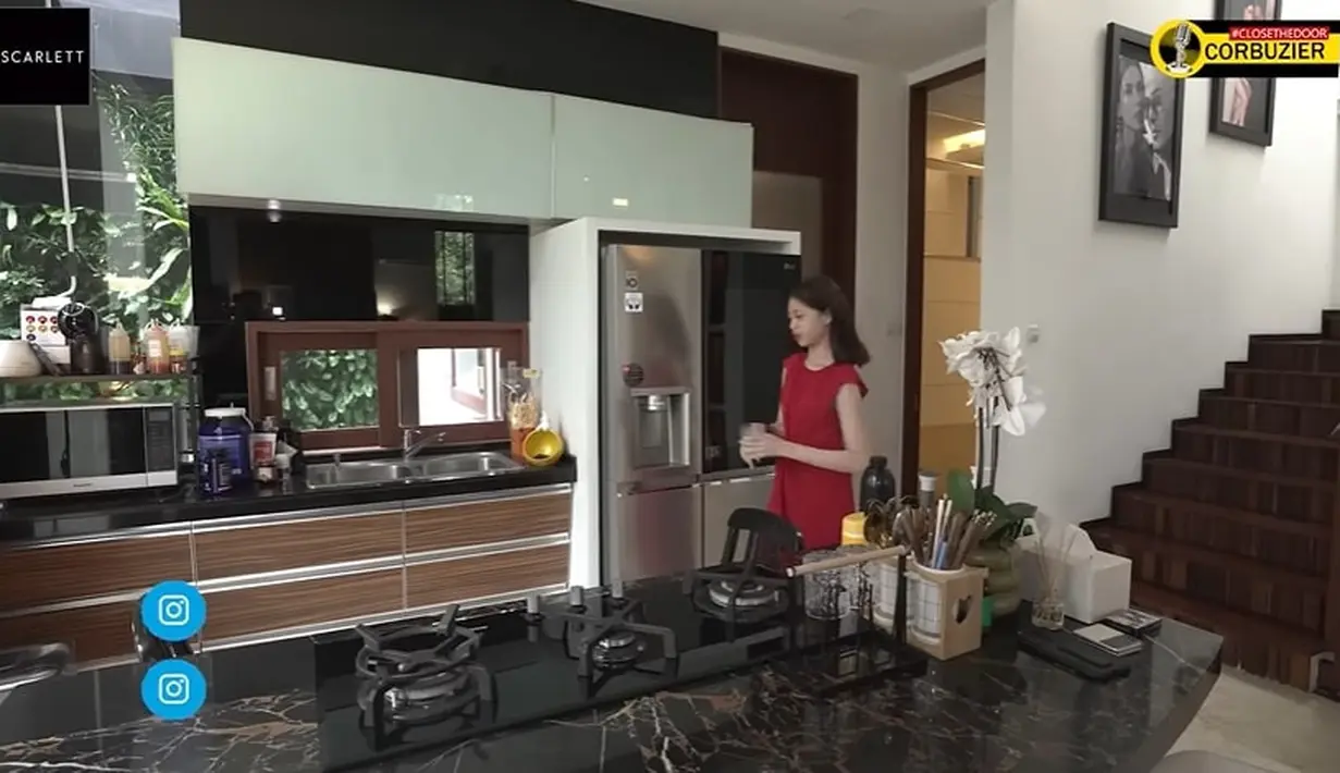 Bagian dapur Deddy Corbuzier mempunyai desain yang sangat elegan dengan adanya elemen kayu dan meja marmer warna hitam yang tampak mengkilat. (YouTube/Azka Corbuzier)