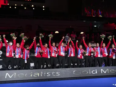 Para pemain Indonesia melakukan selebrasi usai menjuarai turnamen bulu tangkis beregu putra Piala Thomas 2020 melawan China di Aarhus, Denmark, Minggu (17/10/2021). Indonesia kembali merebut Piala Thomas setelah terakhir meraihnya pada 2002 lalu. (Claus Fisker/Ritzau Scanpix via AP)